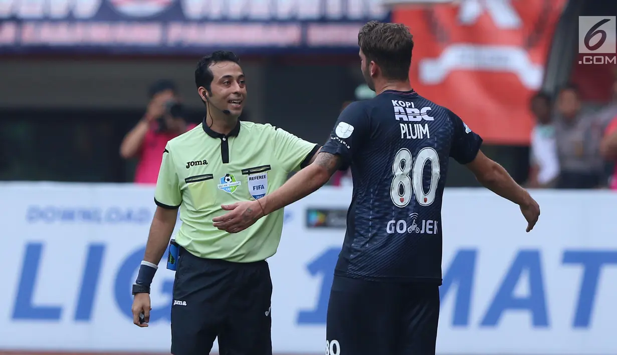 Wasit asal Iran, Bonyadifard Mooud (kiri) menerima protes pemain PSM Makassar, Willem Jan Plum saat laga melawan Persija di Stadion Patriot Candrabhaga, Bekasi, Selasa (15/8). Laga berakhir imbang 2-2. (Liputan6.com/Helmi Fithriansyah)