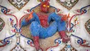 Patung Spiderman terlihat pada dinding Kuil Buddha Wat Pariwat atau Kuil David Beckham di Bangkok, Thailand, Selasa (14/7/2020). Kuil David Beckham dihiasi dengan patung-patung superhero, karakter komik, makhluk mitos dan imajiner, serta tokoh dunia. (Mladen ANTONOV/AFP)