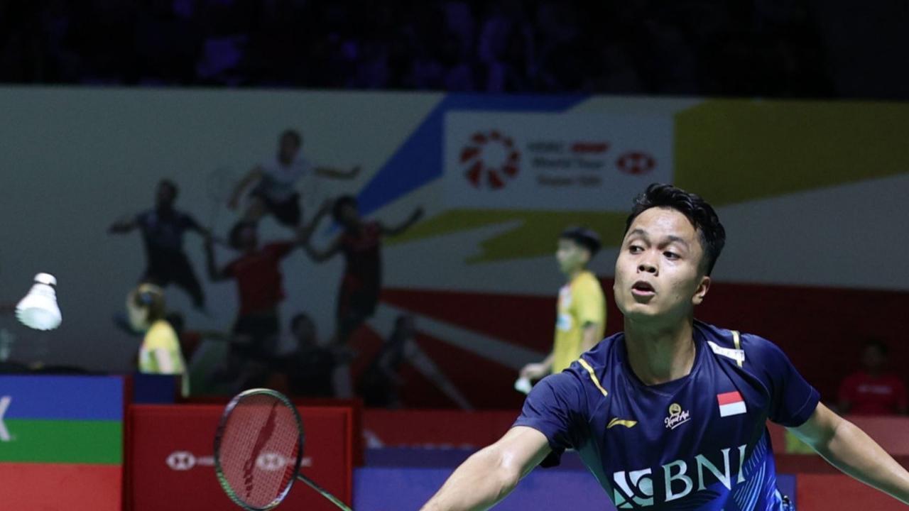 Laga antara Anthony Sinisuka Ginting melawan Kantaphon Wangcharoen berlangsung seru.<br><br>Meskipun Wangcharoen tampil lebih agresif di awal game kedua, Ginting berhasil menyamakan skor dan akhirnya mengambil kendali permainan.<br>(Foto Bola.com/M Iqbal