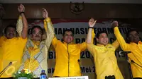  Ketua Umum Partai Golkar Setya Novanto (kedua kanan) bersalaman dengan kader Golkar di DPP Golkar, Jakarta, Senin (30/5). Menurut kabar ada lebih dari 200 orang yang menjadi pengurus Golkar 2016-2019. (Liputan6.com/Helmi Afandi)