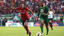 Duel bek Madura United, Jaimerson Xavier, dengan striker Persebaya Surabaya, David da Silva di laga ketiga Grup A Piala Gubernur Jatim 2020 di Stadion Gelora Bangkalan, Madura, Jumat (14/2/2020). (Bola.com/Aditya Wany)