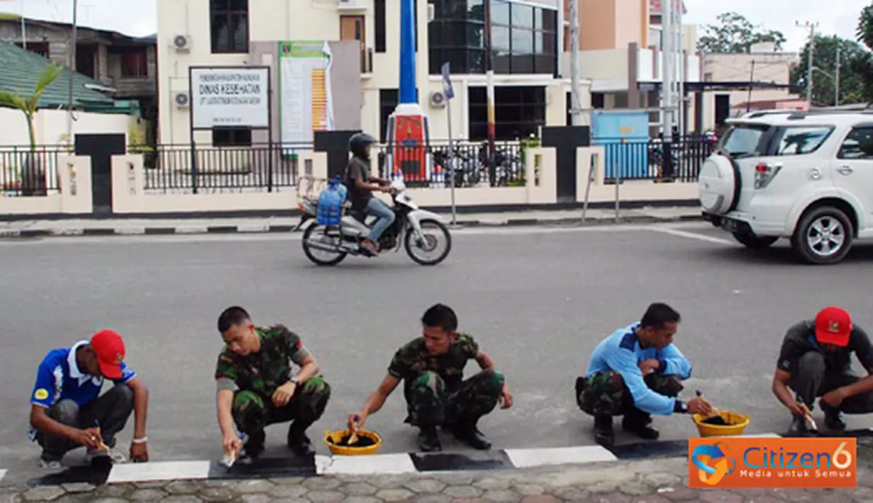 Citizen6, Nunukan: Tim Ekspedisi Khatulistiwa Sub Korwil 05 Nunukan melakukan karya bhakti berupa pembersihan Pasar Inhutani dan Yamaker, serta pengecatan trotoar di sekeliling alun-alun Kabupaten Nunukan, Kalimantan Timur. (Pengirim: Badarudin Bakri)