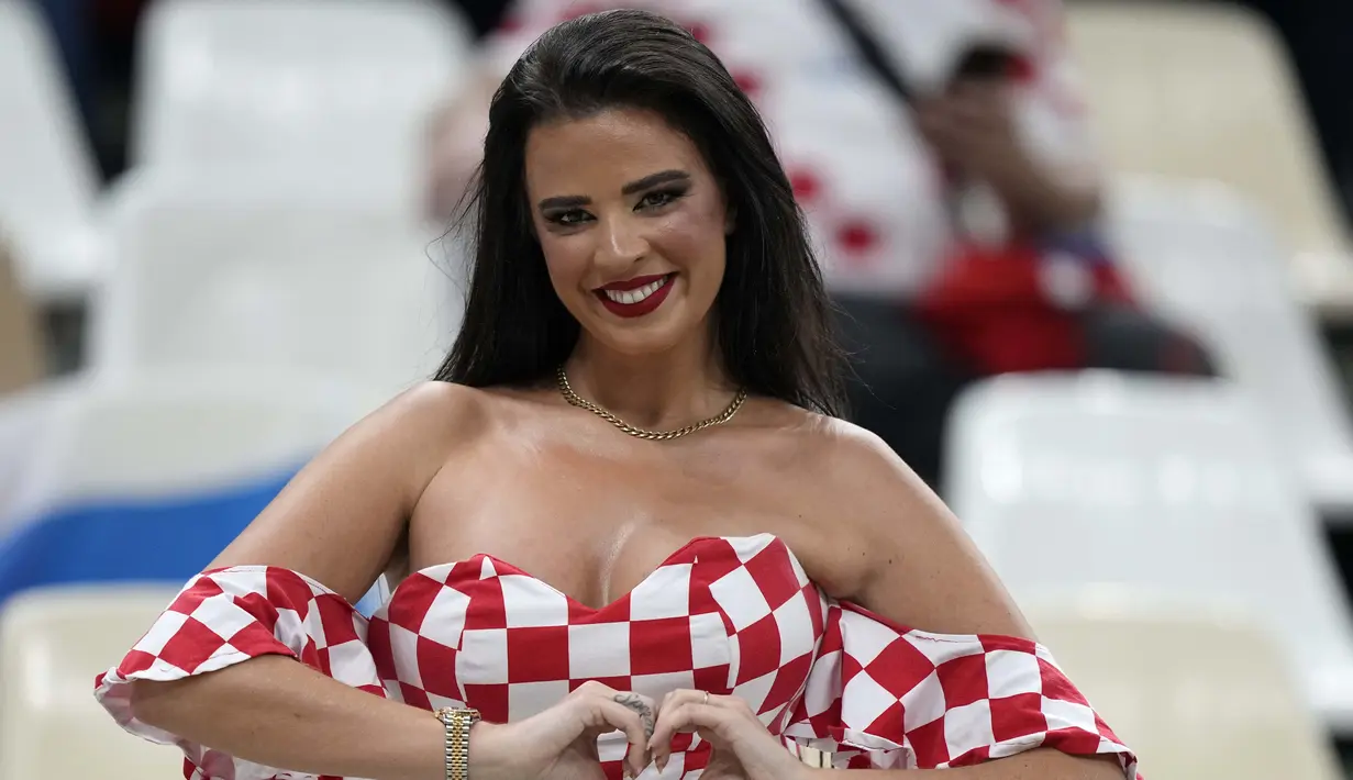 Fans wanita Kroasia Ivana Knoll berpose sebelum pertandingan semifinal Piala Dunia Qatar 2022 antara Argentina dan Kroasia di Stadion Lusail di Lusail, utara Doha, Rabu (14/12/2022). (AP Photo/Martin Meissner)