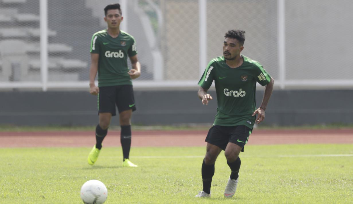 Pemain Timnas Indonesia U-22, Rifal Lastori, menjemput bola saat latihan di Stadion Madya, Jakarta, Selasa (8/1). Latihan ini merupakan persiapan jelang Piala AFF U-22. (Bola.com/Vitalis Yogi Trisna)