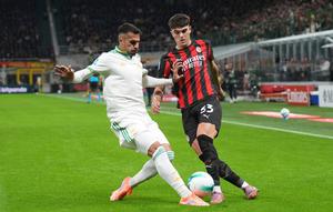 Perebutan bola antara pemain AS Roma, Zeki Celik (kiri) dengan pemain AC Milan, Davide Bartesaghi di laga Liga Italia, 3 November 2025. (AP Photo/Antonio Calanni)