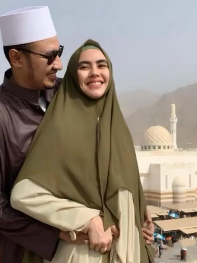 Potret Kartika Putri Umrah Bareng Anak, Tangan Suami Jadi Sorotan