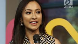 Puteri Indonesia Lingkungan 2018 Vania Herlambang memberi keterangan selama acara #KLYLOUNGE bertema Hari Batik Nasional di kantor KLY, Jakarta, Selasa (2/10). Vania tampil cantik mengenakan batik di acara tersebut. (Liputan6.com/Herman Zakharia)