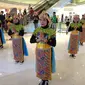 Penari sedang bersiap melakukan flashmob di Grand Indonesia, Jakarta. (Foto oleh: Immanuela Harlita Josephine)