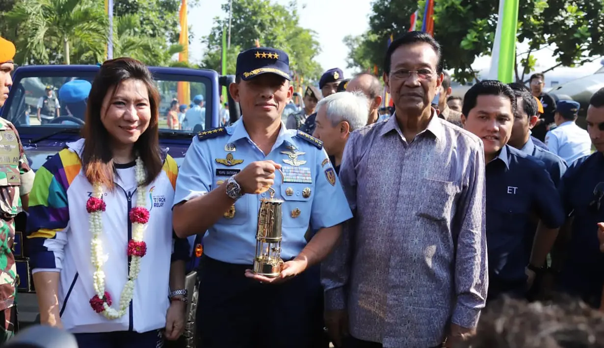 Mantan atlet bulutangkis Indonesia, Susy Susanti bersama Gubernur DIY Sri Sultan Hamengku Buwono X dan KSAU Marsekal TNI Yuyu Sutisna membawa obor Asian Games 2018 menuju Museum Dirgantara di Yogyakarta, Selasa (17/7). (Liputan6.com/HO/Dispen TNI AU)