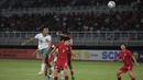Rabbani Taasnim Siddiq dan kawan-kawan menutup babak pertama dengan keunggulan 3-0 setelah aksi memikat Zanadin Fariz berbuah gol berkelas ke gawang Timnas Hong Kong U-20 pada menit ke-43. (Bola.com/Ikhwan Yanuar)