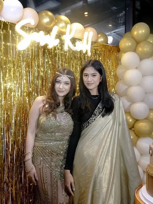 Lalu ada Hana Sarasawati mengenakan kain saree bernuansa emas putih. [Foto: IG/hanahaho].