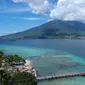 Gunung Gamalama di Ternate disebut gunung yang tak pernah tidur atau masih aktif hingga sekarang. (Dok: Instagram @andrikilua)