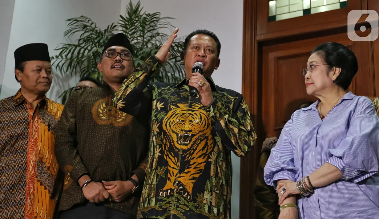 Ketua MPR Bambang Soesatyo (kiri) bersama Pimpinan MPR menemui Presiden ke-5 RI Megawati Soekarnoputri di kawasan Menteng, Jakarta, Kamis (10/10/2019). MPR mengundang Megawati untuk hadir dalam pelantikan Presiden Joko Widodo dan Wapres Mar'uf Amin 20 Oktober mendatang. (Liputan6.com/Johan Tallo)
