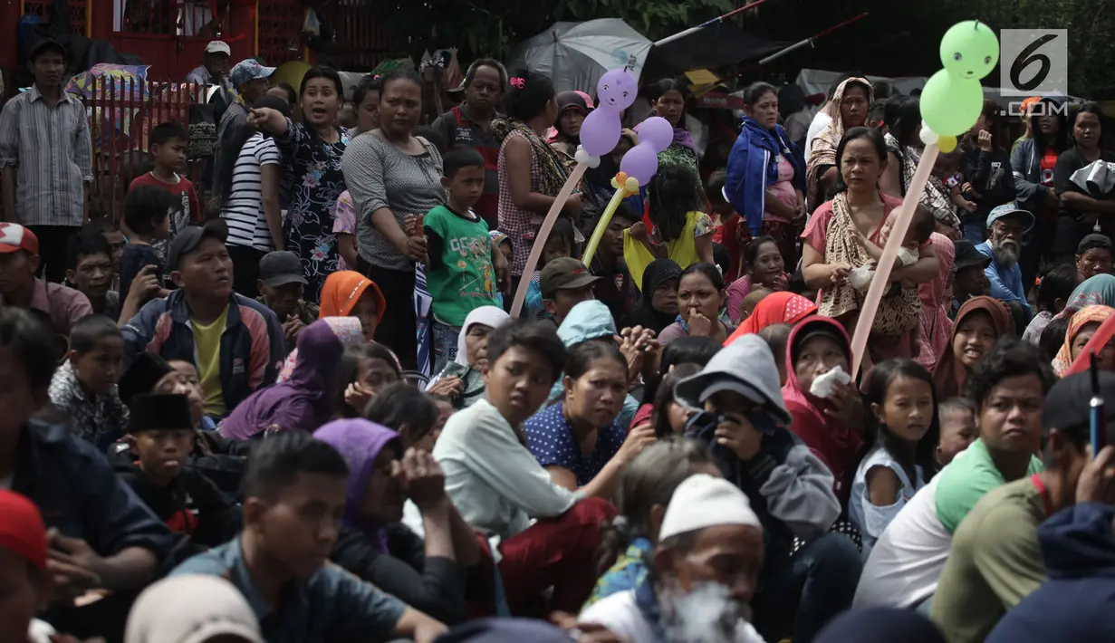 Sejumlah pengemis menunggu sedekah Imlek di depan Wihara Dharma Bhakti, Petak Sembilan, Jakarta, Jumat (16/2 Mereka datang dari pelosok Jakarta, mengharapkan angpao dari para pengunjung yang datang untuk bersembahyang. (Liputan6.com/Arya Manggala)
