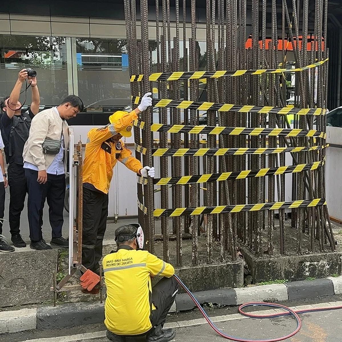 Pembongkaran Tiang Monorel Mangkrak