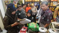 Petugas BPOM Tangerang Selatan saat melakukan sidak makanan yang diduga mengandung  formalin atau boraks di Pasar Modern Bintaro, Tangerang Selatan, Jumat (17/5/2019). (merdeka.com/Arie Basuki)