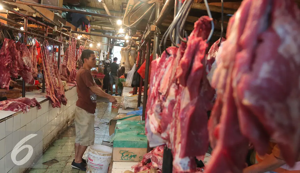 Aktivitas jual beli daging sapi di Pasar Senen, Jakarta, Jumat (5/8). Pemerintah mencabut ketentuan kewajiban importir daging untuk menyerap daging lokal sebanyak tiga persen dari total kuota impor yang diperoleh. (Liputan6.com/Angga Yuniar)