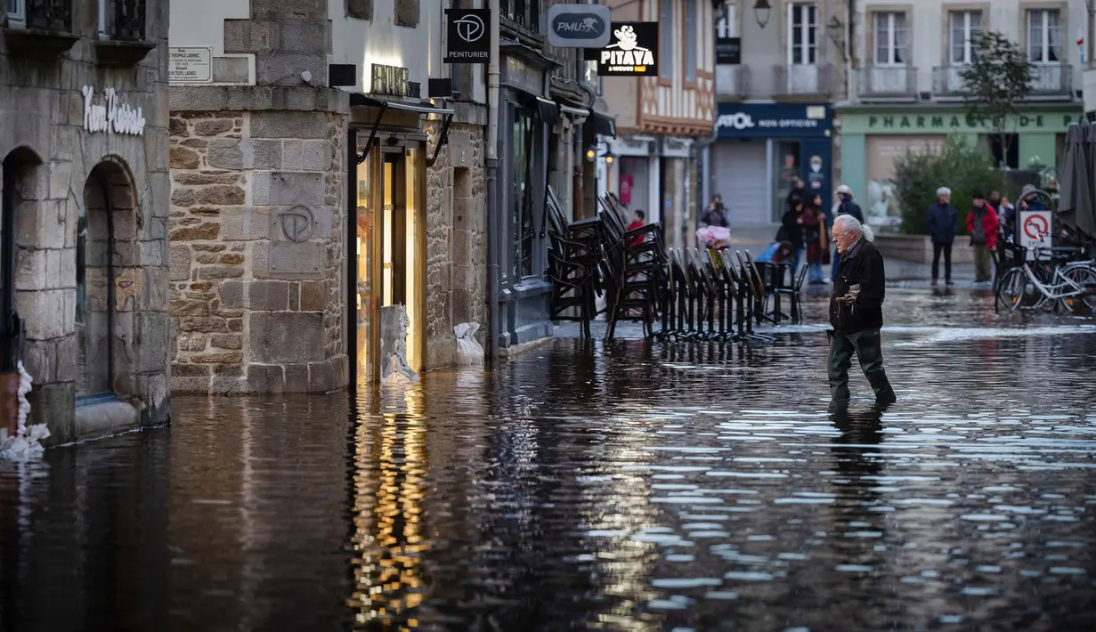Genangan air sebagai dampak badai besar yang terjadi di Quimper. (Fred TANNEAU/AFP)