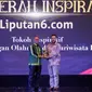 Chief Content Officer (COO) KapanLagi Youniverse, Wens Manggut  (kanan) memberikan plakat kepada perwakilan Bupati Paser  saat acara Anugerah Inspiratif Liputan6.com di hotel Shangri La, Jakarta, Rabu (31/7/2024). Bupati Paser dr. Fahmi Fadli menerima  penghargaan Tokoh Inspiratif Pengembangan Olahraga dan Pariwisata Daerah. (Liputan6.com/Herman Zakharia)