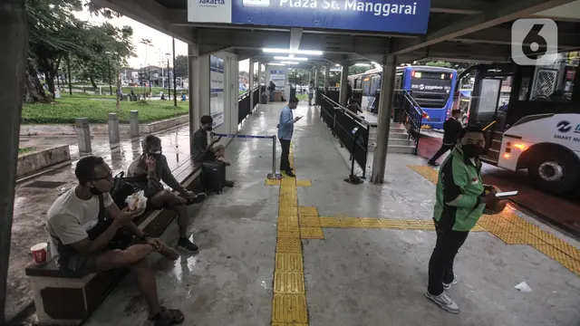 FOTO: Cegah Penumpukan Penumpang, Transjakarta Tambah Armada di Stasiun Manggarai