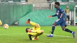Penyerang Arsenal, Bukayo Saka, berusaha mencetak gol ke gawang Rapid Vienna pada laga Grup B Liga Europa 2020/2021 di Allianz Stadion, Kamis (22/10/2020) malam WIB. Arsenal menang 2-1 atas Rapid Vienna. (AFP/Joe Klamar)