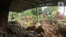 Warga melihat rumah yang rusak akibat pergeseran tanah di kawasan Bojong Koneng, Babakan Madang, Kabupaten Bogor, Jawa Barat, Jumat (16/9/2022). Badan Penanggulangan Bencana Daerah (BPBD) setempat mencatat 18 unit rumah mengalami kerusakan, dan pergeseran tanah itu menyebabkan retakan-retakan di tanah, dinding, plafon dan lantai rumah warga serta akses jalan sudah tidak bisa dilewati oleh kendaraan roda dua dan roda empat. (Liputan6.com/Herman Zakharia)