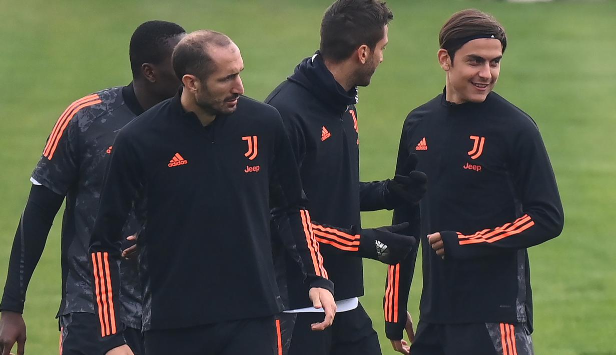 Pemain Juventus, Giorgio Chiellini, Paulo Dybala, menjalani latihan jelang menghadapi Dynamo Kiev pada laga pembuka Liga Champions di NSC Olimpiyskiy pada Selasa (20/10/2020) malam WIB. Juventus akan menghadapi Dynamo Kiev tanpa Cristiano Ronaldo. (AFP/Marco Bertorello)