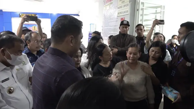 Momen Kepala BGN Bersimpuh Hadapi Murka Orang Tua Korban Keracunan MBG