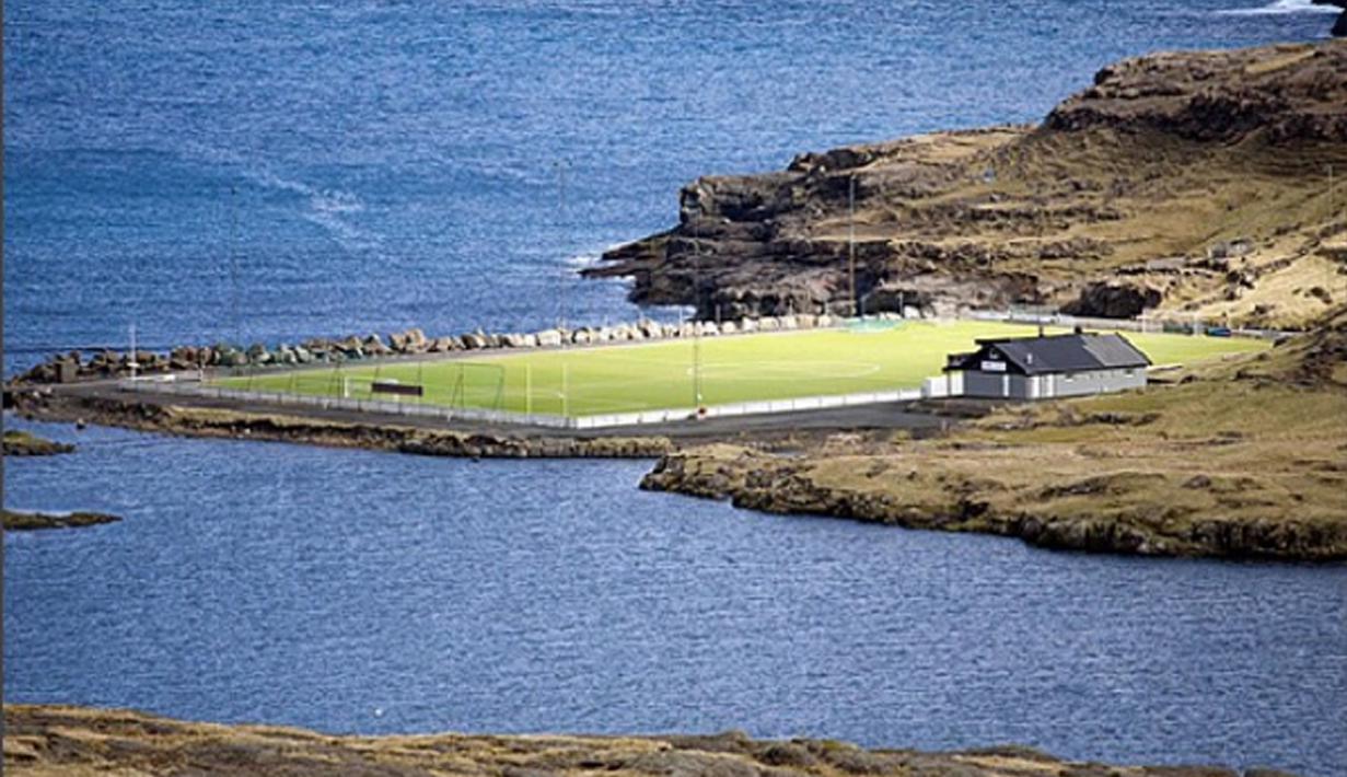Stadion Eidi adalah lapangan sepak bola yang terletak di kepulauan Faroe yang merupakan kandang dari beberapa Klub Amatir di Daerah tersebut. (Photo/Instagram)