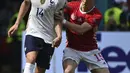 Gelandang Hungaria, Laszlo Kleinheisler berusaha merebut bola dari gelandang Prancis, Adrien Rabiot pada pertandingan grup F Euro 2020 di stadion Ferenc Puskas di Budapest, Hungaria, Sabtu (19/6/2021). Hungaria Kini berada di posisi ketiga klasemen dengan satu poin. (Tibor Illyes/Pool via AP)