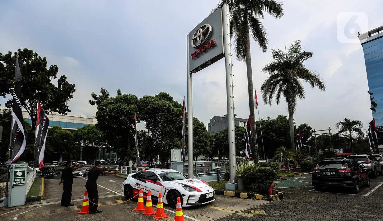 Salah satu mobil Toyota dengan sentuhan GAZOO Racing (GR) saat acara GR Zone Pertama di Cabang Auto2000 Tebet Saharjo, Jakarta, Rabu (7/12/2022). Auto2000 menghadirkan GR Zone untuk memberikan akses yang lebih dekat dan lebih mudah kepada masyarakat terhadap seluruh informasi dan excitement Toyota Gazoo Racing di Cabang Auto2000 Tebet Saharjo Jakarta. (Liputan6.com/Johan Tallo)