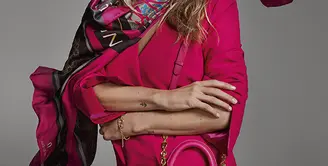 Tampilan kampanye Kate Moss yang mewakili AIGNER yang keren dan kasual dengan setelan Orchid Pink