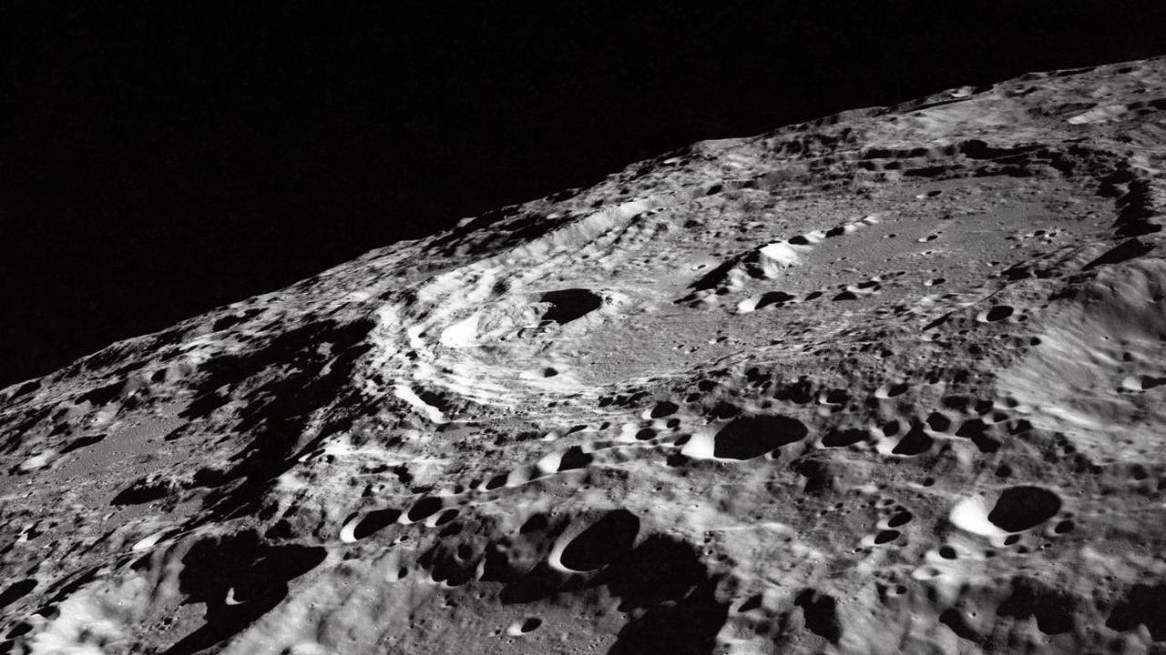 Bulan juga mengalami rentang suhu sekitar -200°F hingga 250°F.&nbsp;