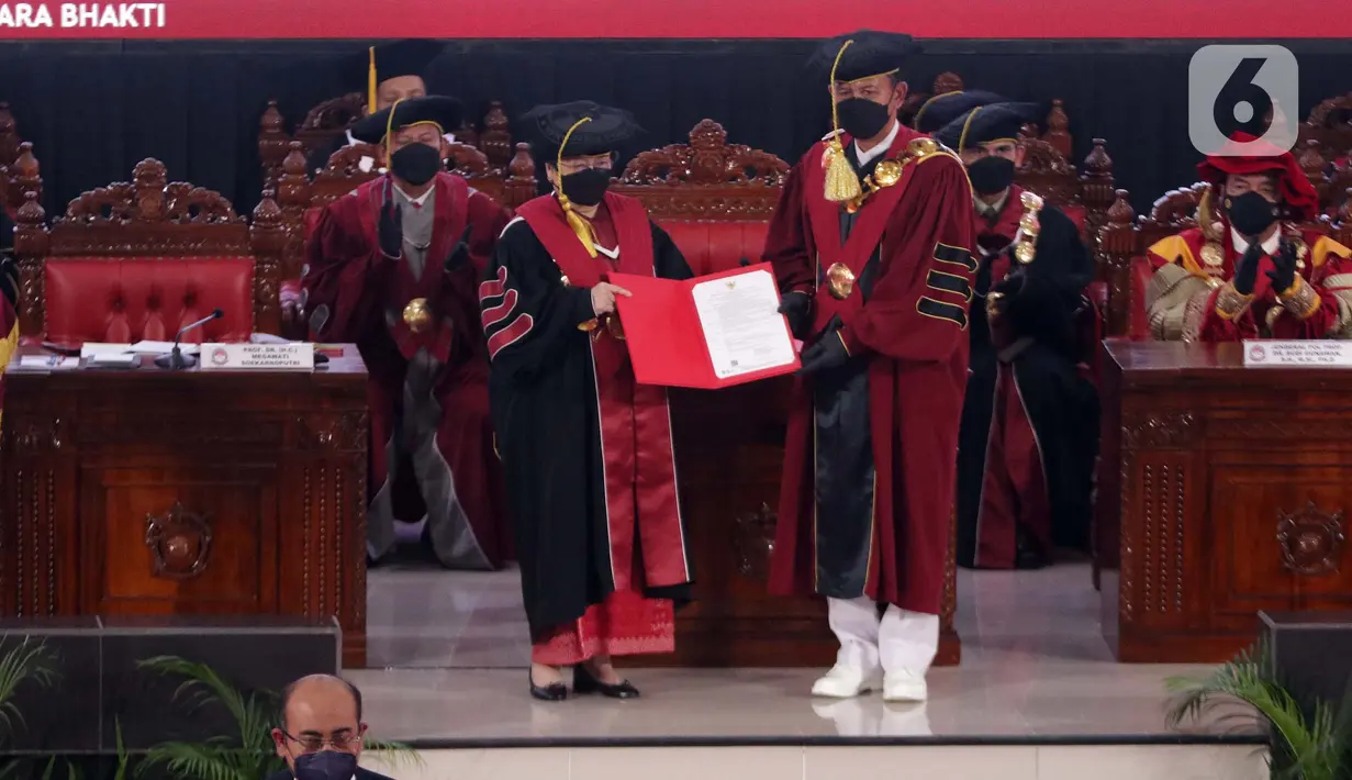 Presiden Republik Indonesia ke-5, Megawati Soekarnoputri (kiri-depan) saat menerima surat Pengukuhan Guru Besar di Aula Merah Putih Universitas Pertahanan, Sentul, Bogor, Jumat (11/6/2021). Megawati menerima gelar Profesor Kehormatan dari Universitas Pertahanan. (Liputan6.com/Helmi Fithriansyah)