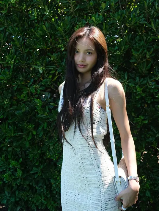 Lisa nampak mengenakan knitdress Celine seharga Rp60jutaan dan tas jinjing Celine seharga Rp57jutaan [@lalalalisa_m]