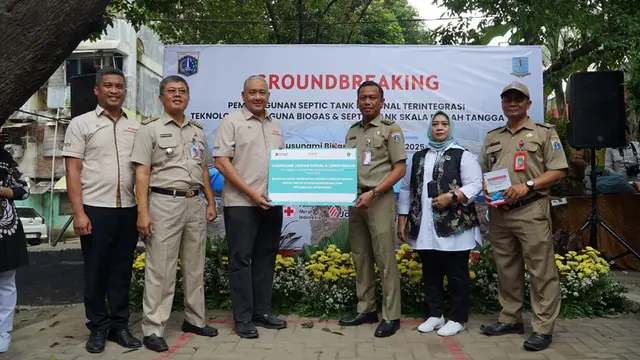 PT JIEP bersama Pemerintah Kota Administrasi Jakarta Timur berkolaborasi dalam pelaksanaan program Stop Buang Air Besar Sembarangan (Stop BABS) dengan membangun septic tank komunal.