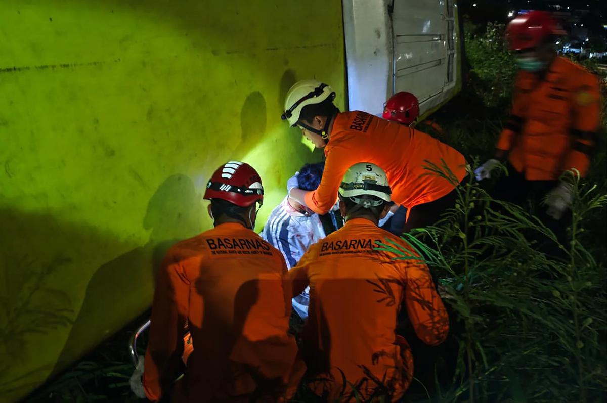 Basarnas Evakuasi Korban Kecelakaan Bus Maut di Tol Krapyak