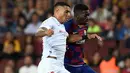 Bek Sevilla Diego Carlos berebut boa dengan winger Barcelona, Ousmane Dembele dalam pertandingan pekan kedelapan kompetisi La Liga Spanyol 2019-2020 di Camp Nou, Minggu (6/10/2019). Barcelona berhasil menang telak atas Sevilla dengan skor 4-0. (Josep LAGO / AFP)