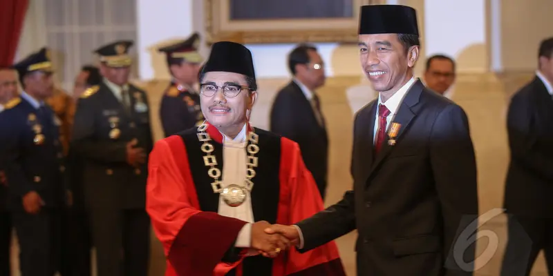 Jokowi Lantik Manahan Sitompul Jadi Hakim Konstitusi