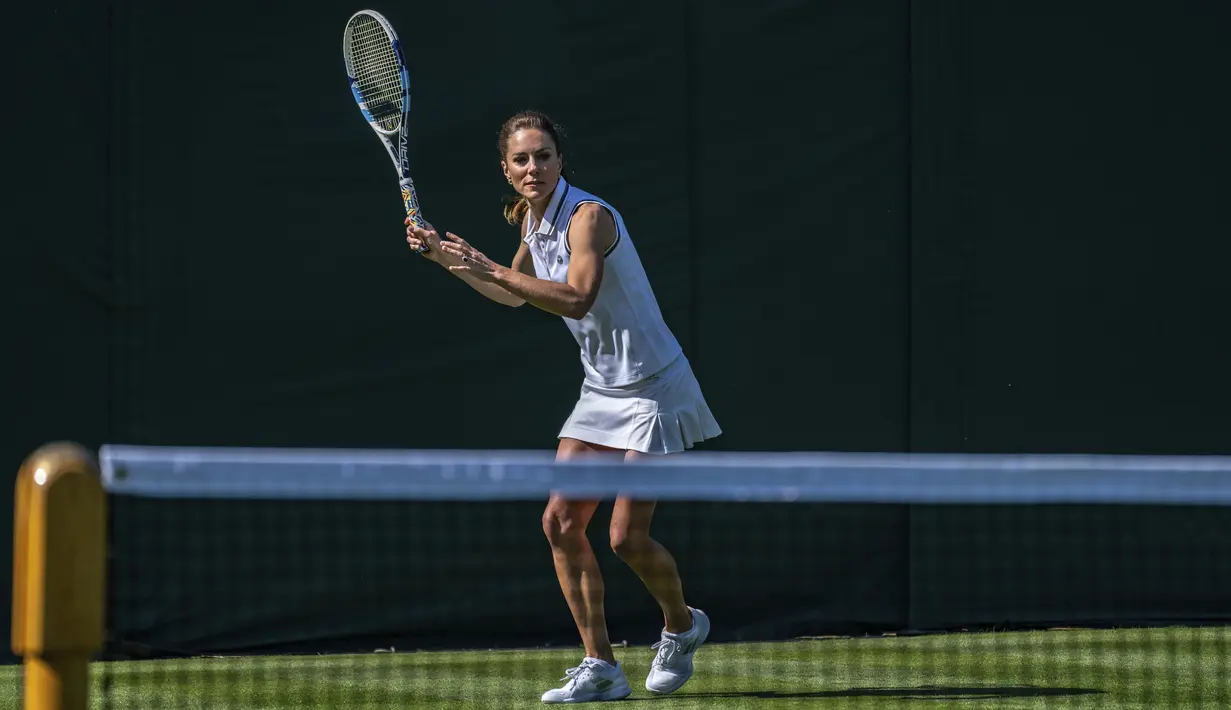 <p>Kate Middleton terlihat sporty mengenakan atasan polo putih tanpa lengan dipadu dengan rok mini berlipit koleksi Adidas x Stella McCartney, dan sepatu tenis putih dari Babolat. (Thomas Lovelock/AELTC via AP)</p>