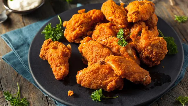 Biar Empuk dan Nggak Keras, Begini Cara Menggoreng Daging Ayam yang Benar