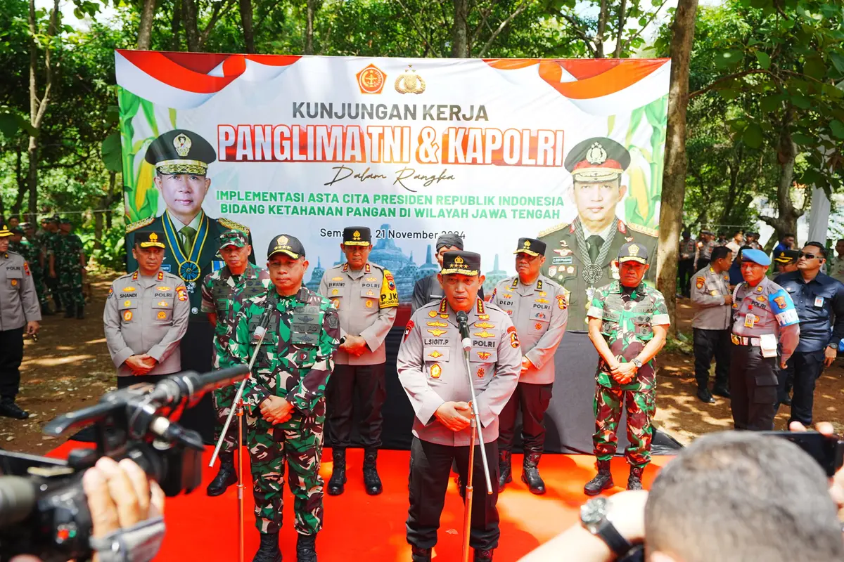 Kapolri Jenderal Listyo Sigit Prabowo dan Panglima TNI Jenderal Agus Subiyanto meninjau program ketahanan pangan di Bulusan, Tembalang, Kabupaten Semarang, Jawa Tengah (Jateng).