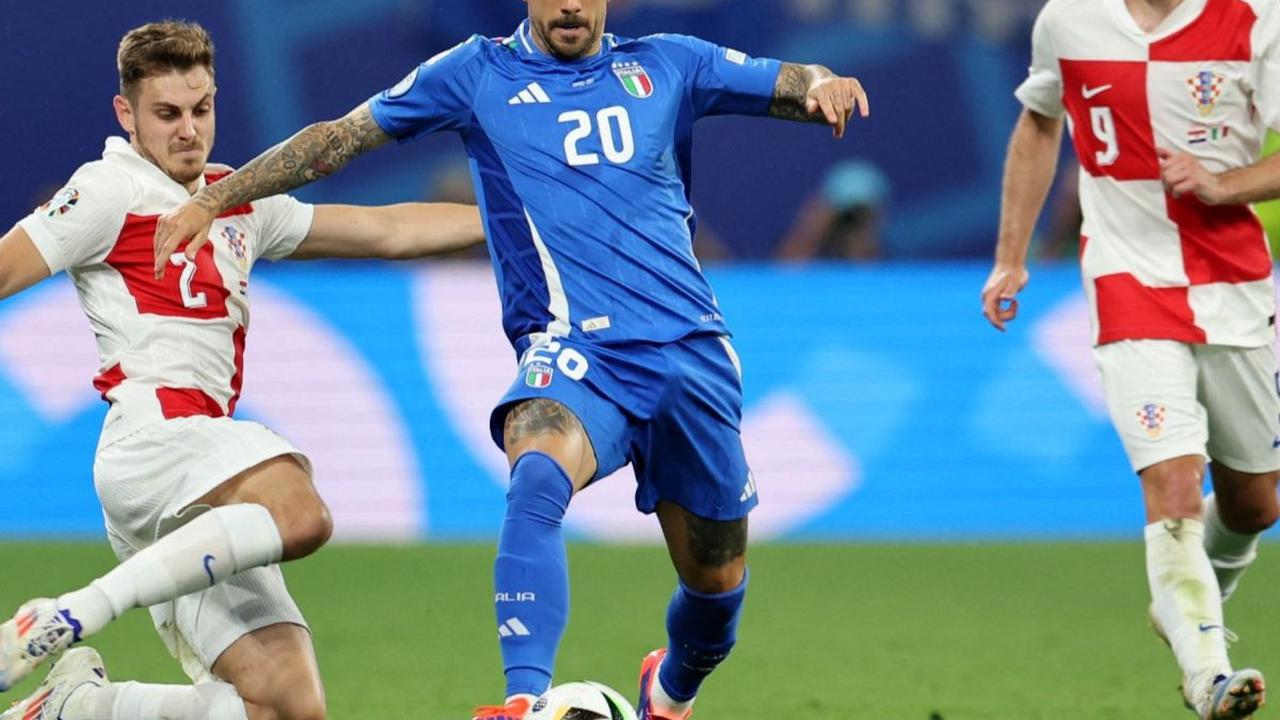 Duel Timnas Italia vs Timnas Kroasia pada laga terakhir Grup B Euro 2024 berlangsung penuh drama. Timnas Italia berhasil memastikan diri lolos ke babak 16 besar Euro 2024, setelah gol telat Mattia Zaccagni berhasil menyelamatkan Gli Azzurri dari kekalahan