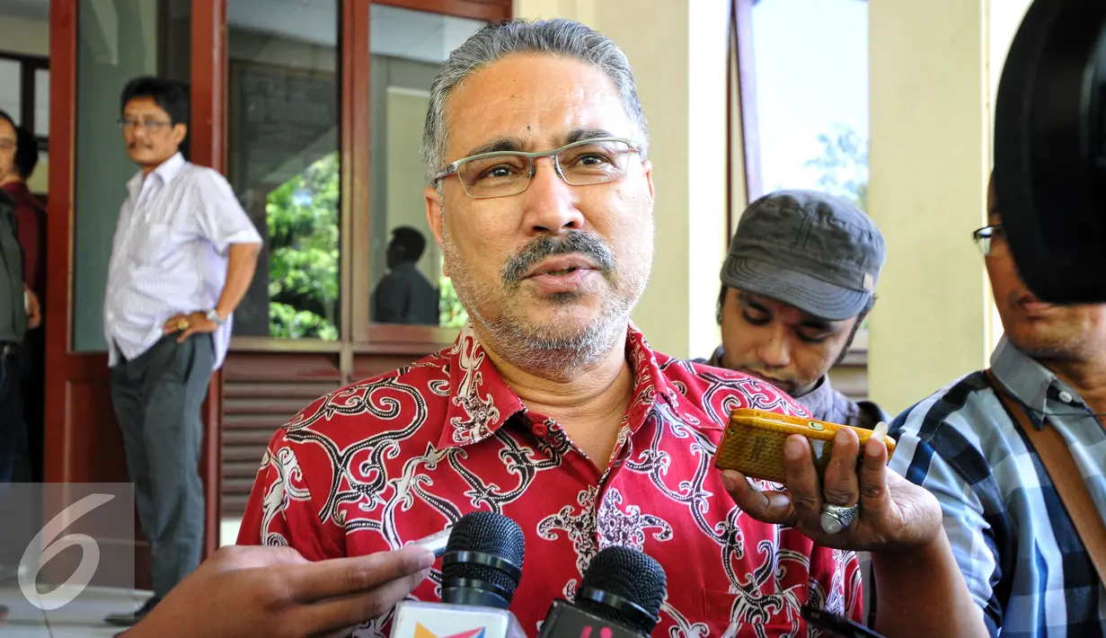 Deputi III  Bidang Pemberdayaan Olahraga, Faisal Abdullah memberikan keterangan pers usai mengikuti sidang di PTUN Jakarta Timur, Selasa (14/7/2015). PTUN memenangkan gugatan PSSI atas SK Kemenpora. (Liputan6.com/Yoppy Renato)