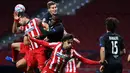 Penyerang Atletico Madrid, Luis Suarez, berebut bola atas dengan gelandang Salzburg, Enock Mwepu, pada laga Liga Champions 2020/2021 di Estadio Wanda Metropolitano, Rabu (28/10/2020) dini hari WIB. Atletico Madrid menang 3-2 atas Salzburg. (AFP/Gabriel Bouys)