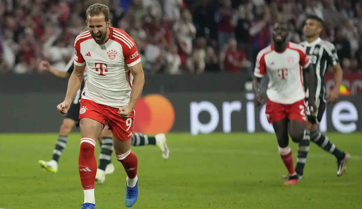 Selebrasi striker Bayern Munchen, Harry Kane setelah mencetak gol ketiga timnya ke gawang Manchester United melalui eksekusi penalti pada laga matchday pertama Grup A Liga Champions 2023/2024 di Allianz Arena, Munich, Kamis (21/9/2023) dini hari WIB. (AP Photo/Matthias Schrader)