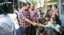 Cagub DKI Basuki Tjahaja Purnama ( Ahok ) menyapa warga saat blusukan ke wilayah Cililitan, Jakarta, Rabu (28/12). Dalam blusukannya tersebut Ahok mencari tahu permasalahan banjir di Cililitan Kecil. (Liputan6.com/Yoppy Renato)