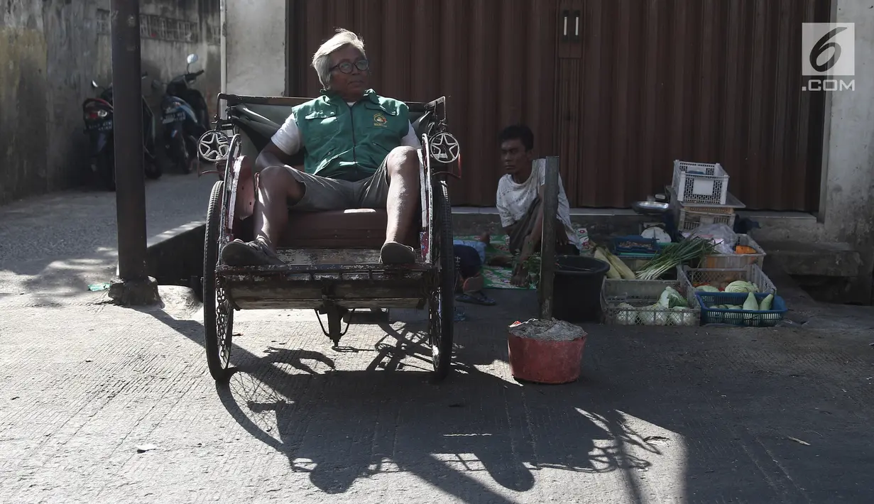 Pengayuh becak menunggu penumpang di Kawasan Pasar Rajawali, Pademangan, Jakarta Utara, Senin (8/10). Pemprov DKI Jakarta berencana merevisi Peraturan Daerah (Perda) Nomor 8 Tahun 2007 tentang Ketertiban Umum. (Liputan6.com/Herman Zakharia)