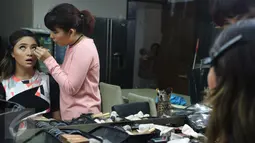 Marshanda sedang di make up sebelum pembuatan video klip dengan single berjudul Sienna di kawasan Kemanggisan, Jakarta, Rabu (4/1). Lagu Sienna dibuat sendiri oleh Marshanda untuk anaknya, Nesyana Ayu Nabila. (Liputan6.com/Herman Zakharia)