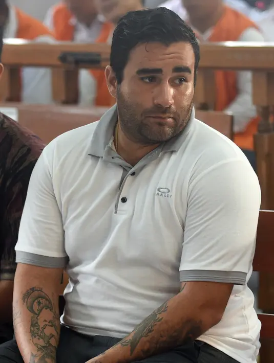 Warga Negara (WN) Amerika, Ian Andrew Hernandez menjalani sidang pembacaan vonis di Pengadilan Negeri (PN) Denpasar, Bali, Senin (13/1/2020). Hernandez divonis hukuman sembilan tahun dan empat bulan penjara karena membawa 6,60 gram kokain dan ganja seberat 23,73 gram. (SONNY TUMBELAKA/AFP)